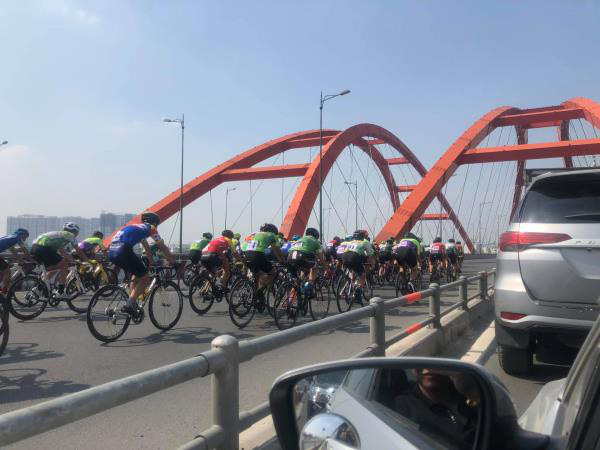 Cửa ngõ Tân Sơn Nhất ùn tắc vì giải đua xe đạp, nhiều người trễ chuyến bay - Ảnh 10.