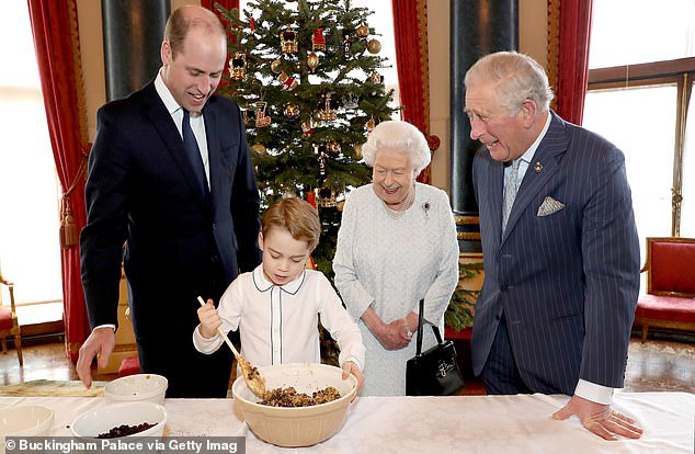 Lần đầu tiên Nữ hoàng Anh cùng 3 thế hệ thừa kế ngai vàng xuất hiện bên nhau, tâm điểm chú ý là Hoàng tử George - Ảnh 1.