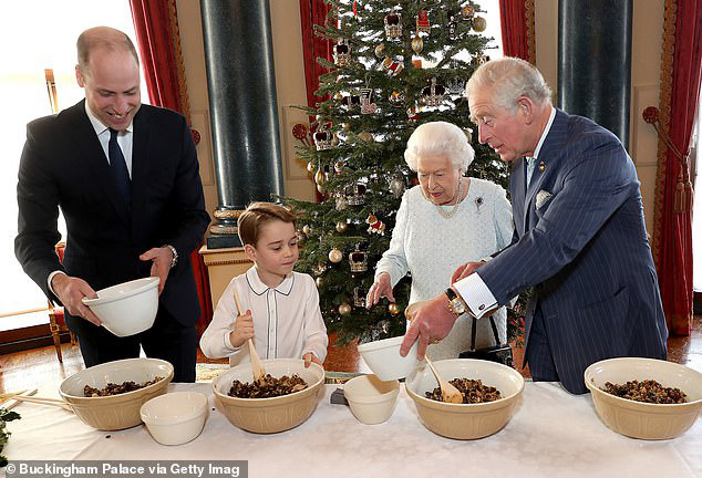 Lần đầu tiên Nữ hoàng Anh cùng 3 thế hệ thừa kế ngai vàng xuất hiện bên nhau, tâm điểm chú ý là Hoàng tử George - Ảnh 2.