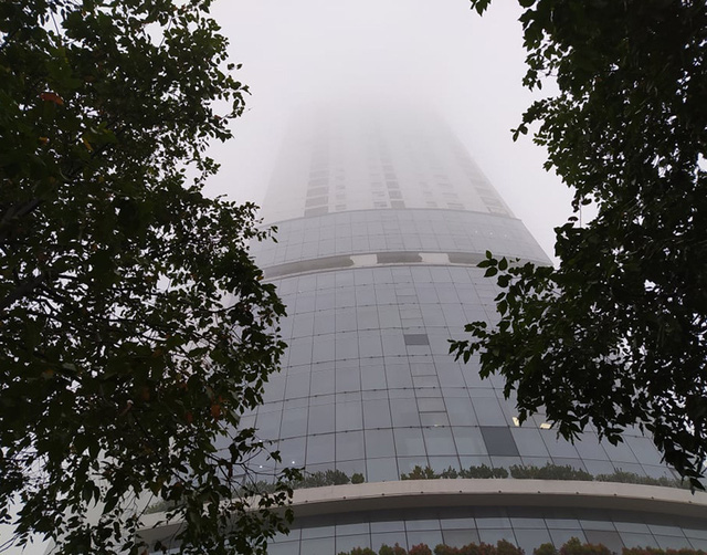 Hà Nội: Sương mù bao phủ dày đặc, các tòa nhà cao tầng bất ngờ biến mất - Ảnh 7.