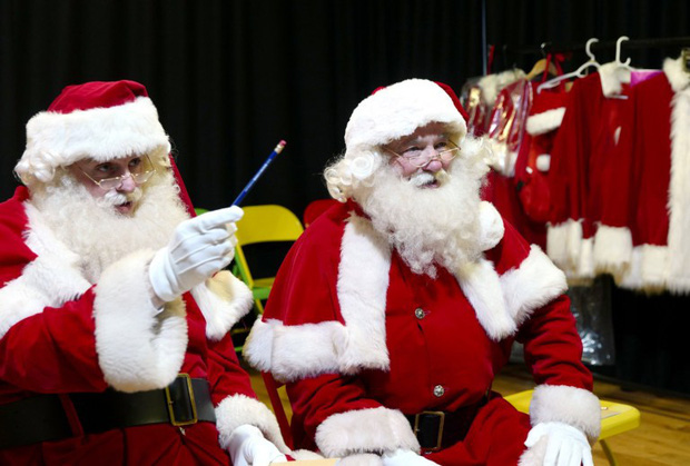 Bên trong trường học đào tạo ông già Noel duy nhất ở Anh, nơi mỗi bộ đồ trị giá hơn 30 triệu và bắt buộc phải học thuộc tên từng con tuần lộc - Ảnh 7.