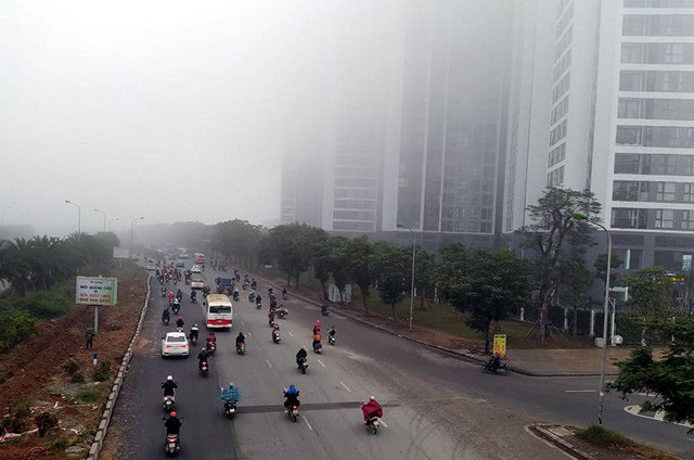 Hà Nội: Sương mù bao phủ dày đặc, các tòa nhà cao tầng bất ngờ biến mất - Ảnh 8.