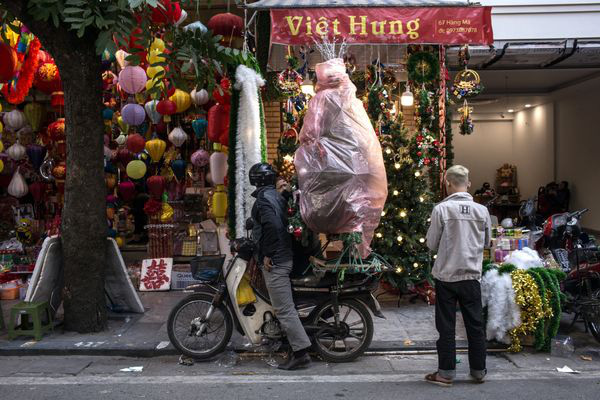 Bloomberg: Từ ánh đèn Giáng sinh phố Hàng Mã đến câu chuyện thương chiến Mỹ-Trung và những nỗ lực chống hàng giả Made in Vietnam của Việt Nam - Ảnh 1.
