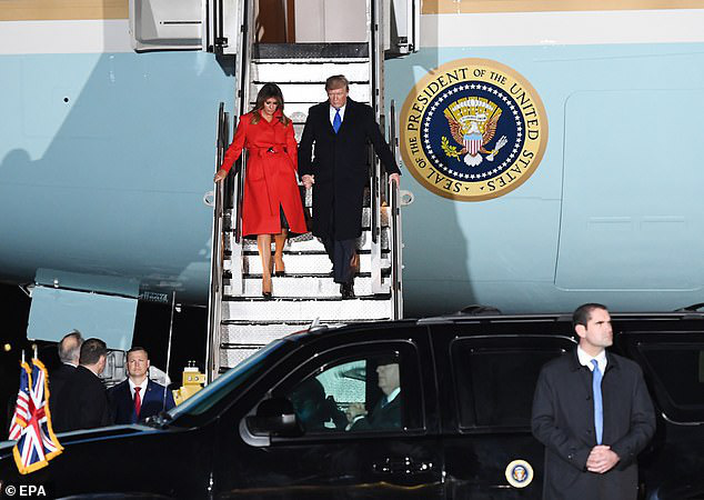 Khoảnh khắc Tổng thống Trump đãng trí, bỏ quên vợ ở phía sau và phản ứng bất ngờ của Đệ nhất phu nhân Mỹ thu hút sự chú ý - Ảnh 4.