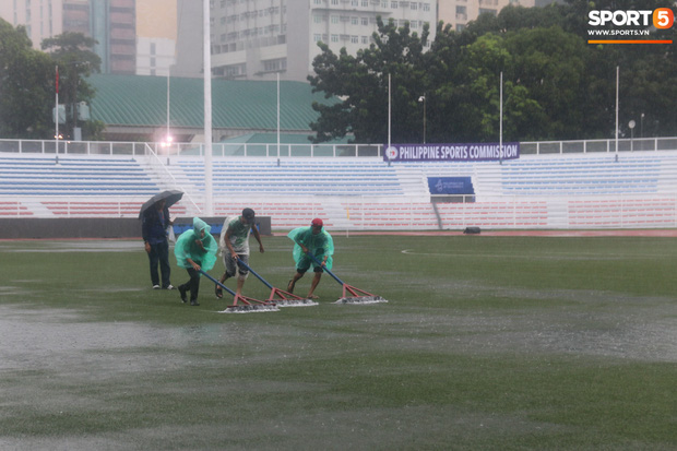 SEA Games 30: Trận đấu giữa U22 Việt Nam và U22 Singapore vẫn diễn ra dù trời vẫn đổ mưa rất lớn - Ảnh 6.