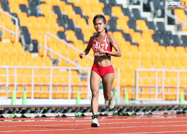 Xúc động hình ảnh nữ vận động viên marathon Việt Nam kiệt sức, không thể tự mặc quần dài lên nhận huy chương tại SEA Games 30 - Ảnh 1.