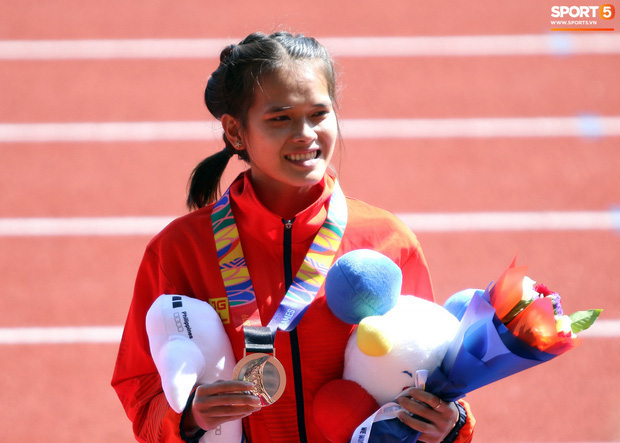 Xúc động hình ảnh nữ vận động viên marathon Việt Nam kiệt sức, không thể tự mặc quần dài lên nhận huy chương tại SEA Games 30 - Ảnh 3.