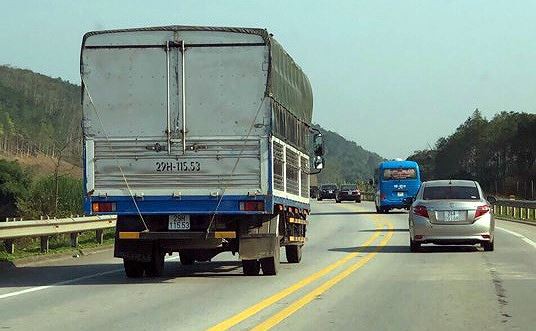 Hàng loạt ô tô lấn làn vượt ẩu trên cao tốc Nội Bài - Lào Cai - Ảnh 1.