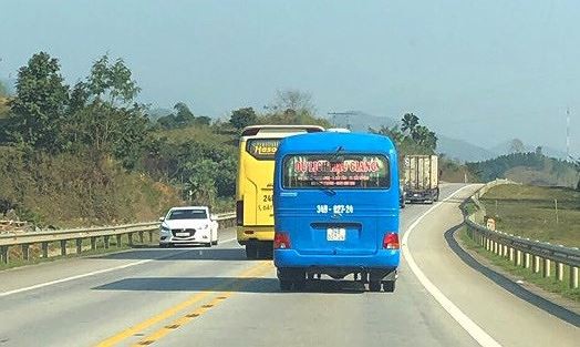 Hàng loạt ô tô lấn làn vượt ẩu trên cao tốc Nội Bài - Lào Cai - Ảnh 3.