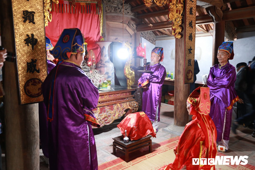 Ảnh: Hàng trăm thanh niên xâu xé, chen lấn cướp manh chiếu tại lễ hội Đúc Bụt - Ảnh 1. Ảnh: Hàng trăm thanh niên xâu xé, chen lấn cướp manh chiếu tại lễ hội Đúc Bụt - Ảnh 1.