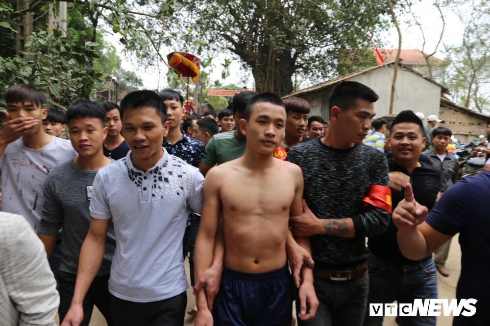 Ảnh: Hàng trăm thanh niên xâu xé, chen lấn cướp manh chiếu tại lễ hội Đúc Bụt - Ảnh 2. Ảnh: Hàng trăm thanh niên xâu xé, chen lấn cướp manh chiếu tại lễ hội Đúc Bụt - Ảnh 2.