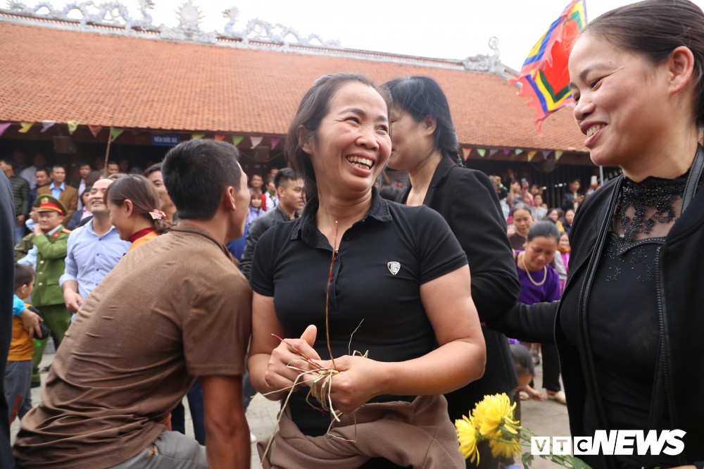 Ảnh: Hàng trăm thanh niên xâu xé, chen lấn cướp manh chiếu tại lễ hội Đúc Bụt - Ảnh 11. Ảnh: Hàng trăm thanh niên xâu xé, chen lấn cướp manh chiếu tại lễ hội Đúc Bụt - Ảnh 11.