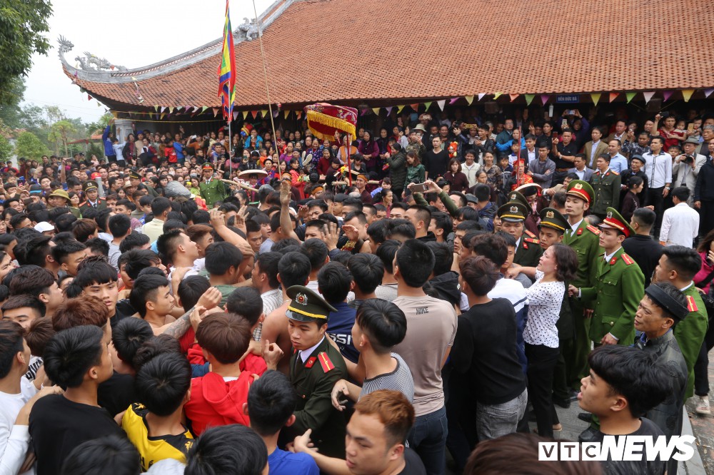 Ảnh: Hàng trăm thanh niên xâu xé, chen lấn cướp manh chiếu tại lễ hội Đúc Bụt - Ảnh 5. Ảnh: Hàng trăm thanh niên xâu xé, chen lấn cướp manh chiếu tại lễ hội Đúc Bụt - Ảnh 5.