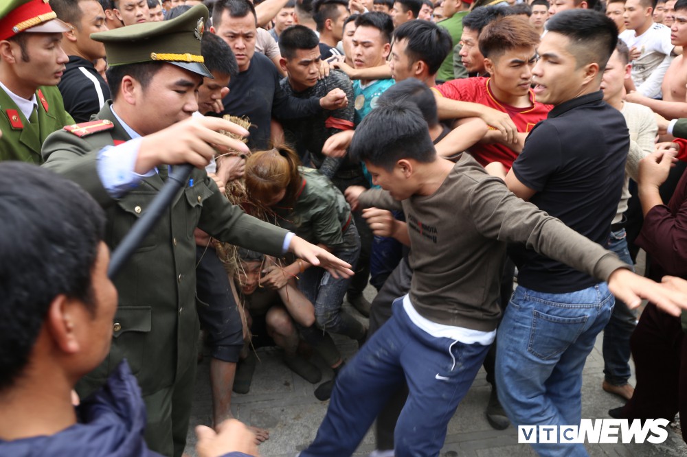 Ảnh: Hàng trăm thanh niên xâu xé, chen lấn cướp manh chiếu tại lễ hội Đúc Bụt - Ảnh 7. Ảnh: Hàng trăm thanh niên xâu xé, chen lấn cướp manh chiếu tại lễ hội Đúc Bụt - Ảnh 7.
