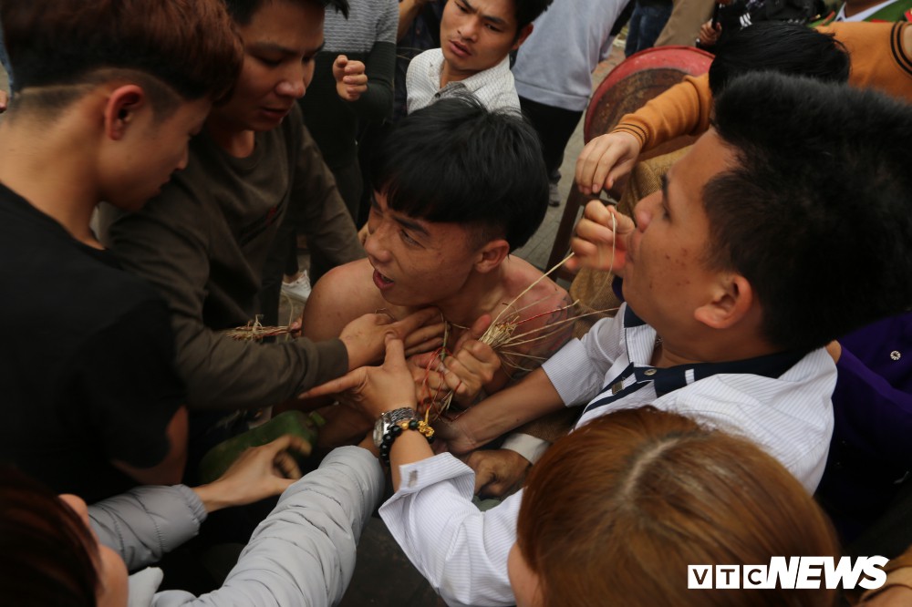 Ảnh: Hàng trăm thanh niên xâu xé, chen lấn cướp manh chiếu tại lễ hội Đúc Bụt - Ảnh 8. Ảnh: Hàng trăm thanh niên xâu xé, chen lấn cướp manh chiếu tại lễ hội Đúc Bụt - Ảnh 8.