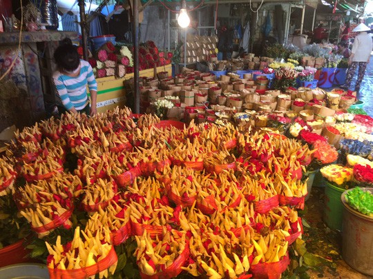 Chợ hoa Hồ Thị Kỷ đông nghẹt người trước ngày Valentine - Ảnh 6.