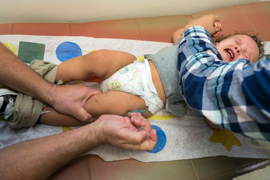 Cha mẹ anti vaccine từ chối tiêm chủng cho con khiến dịch sởi bùng phát và lây lan nhanh trên toàn cầu, tại Philippines hàng chục trẻ em đã thiệt mạng - Ảnh 1.
