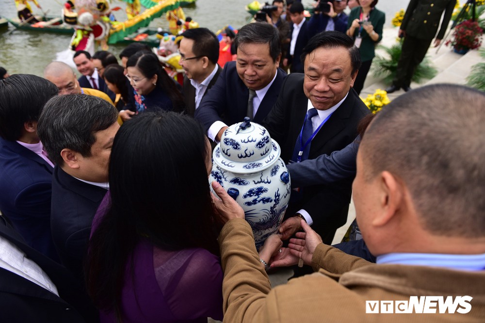 Ảnh: Vạn người tham gia lễ rước nước tại chùa Tam Chúc lớn nhất thế giới - Ảnh 7. Ảnh: Vạn người tham gia lễ rước nước tại chùa Tam Chúc lớn nhất thế giới - Ảnh 7.