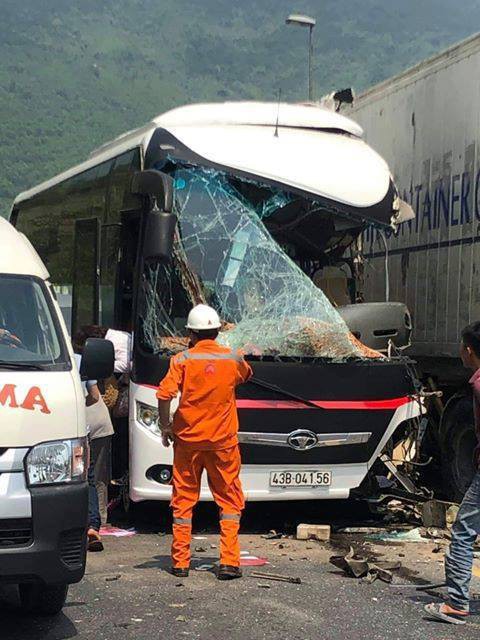  Ô tô chở du khách Hàn Quốc đối đầu xe container trước cửa hầm Hải Vân, nhiều người nhập viện - Ảnh 1.