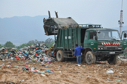 Đón Tết tại bãi rác lớn nhất Hà Nội - Ảnh 2.