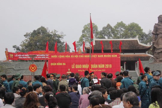  Cận cảnh hàng ngàn thanh niên Thủ đô bịn rịn ngày nhập ngũ  - Ảnh 14.