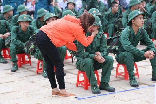  Cận cảnh hàng ngàn thanh niên Thủ đô bịn rịn ngày nhập ngũ  - Ảnh 15.