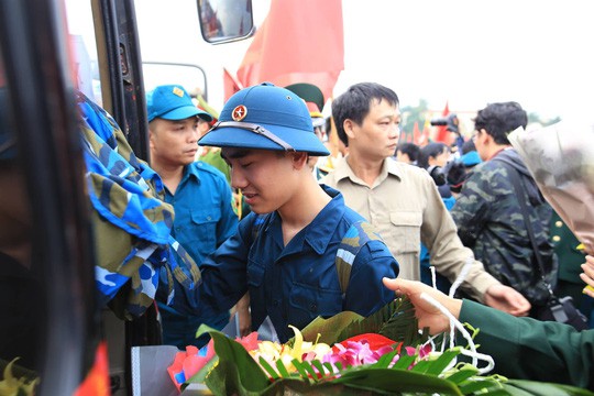  Cận cảnh hàng ngàn thanh niên Thủ đô bịn rịn ngày nhập ngũ  - Ảnh 7.