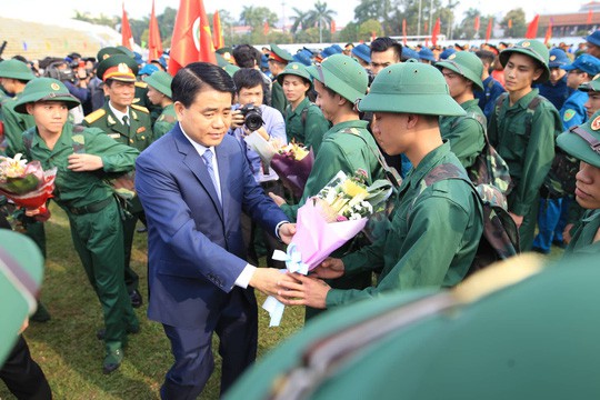  Cận cảnh hàng ngàn thanh niên Thủ đô bịn rịn ngày nhập ngũ  - Ảnh 9.