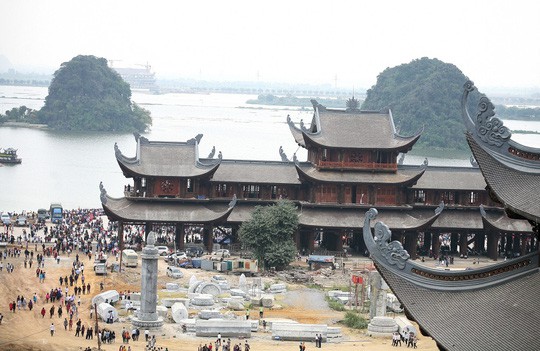 Cận cảnh ngôi chùa lớn nhất thế giới ở Vịnh Hạ Long trên cạn - Ảnh 1.
