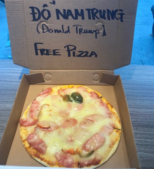 Bản sao Donald Trump và Kim Jong Un được mua bánh pizza với giá 0 đồng - Ảnh 1.