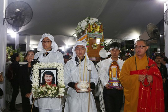  Hàng ngàn người tiễn đưa Phó Chủ tịch UBND TP Nguyễn Thị Thu về nơi an nghỉ cuối cùng  - Ảnh 4.