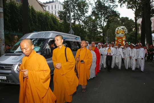  Hàng ngàn người tiễn đưa Phó Chủ tịch UBND TP Nguyễn Thị Thu về nơi an nghỉ cuối cùng  - Ảnh 5.