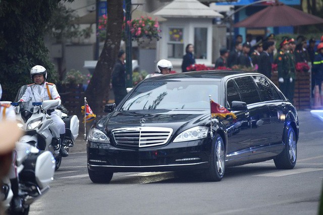 [ẢNH] Chủ tịch Kim Jong Un thăm Đại sứ quán Triều Tiên trong ngày đầu tiên đến Hà Nội - Ảnh 1.