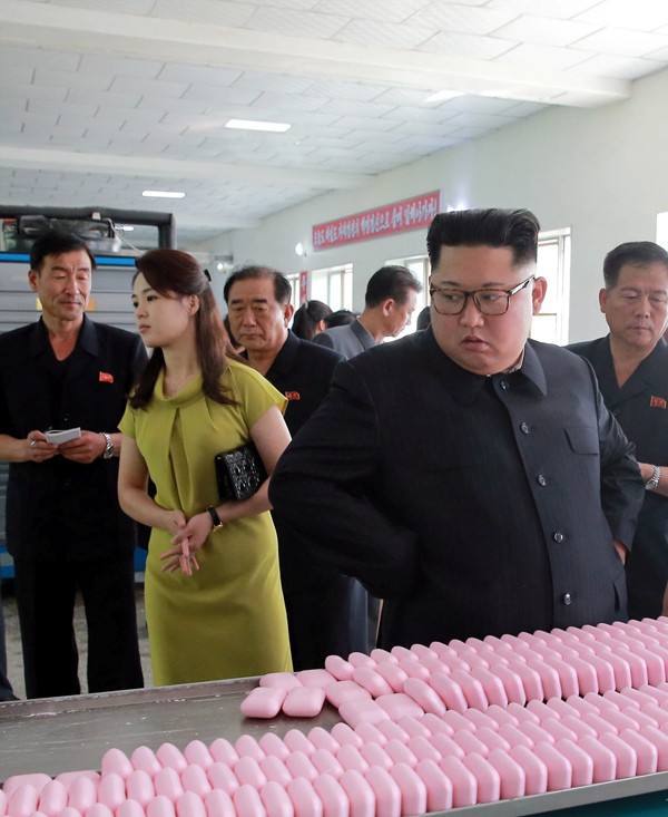 Phu nhân nhà lãnh đạo Kim Jong-un: Người phụ nữ học hỏi phong cách Hoàng gia, làm nên cuộc cách mạng thời trang cho phái đẹp Triều Tiên - Ảnh 16.