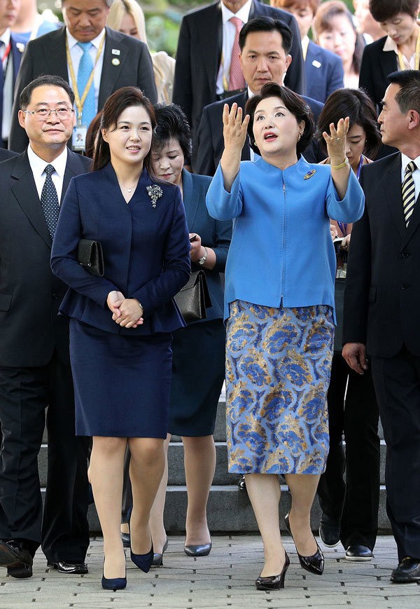 Phu nhân nhà lãnh đạo Kim Jong-un: Người phụ nữ học hỏi phong cách Hoàng gia, làm nên cuộc cách mạng thời trang cho phái đẹp Triều Tiên - Ảnh 6.