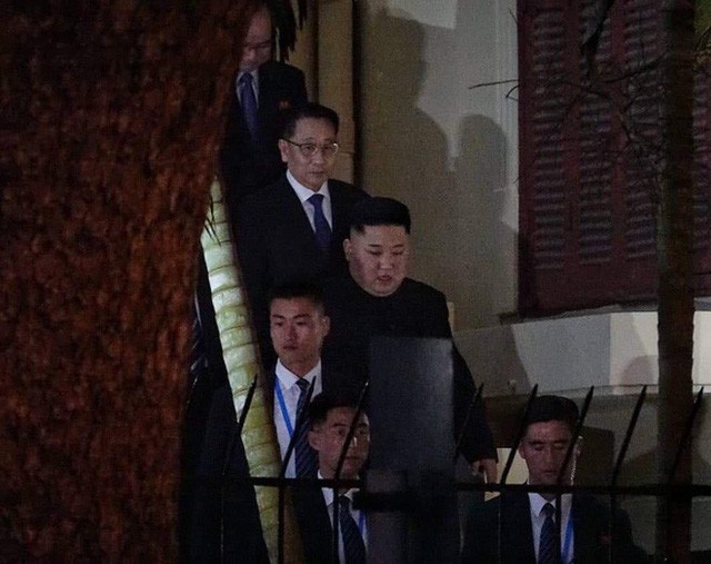 [ẢNH] Chủ tịch Kim Jong Un thăm Đại sứ quán Triều Tiên trong ngày đầu tiên đến Hà Nội - Ảnh 10.