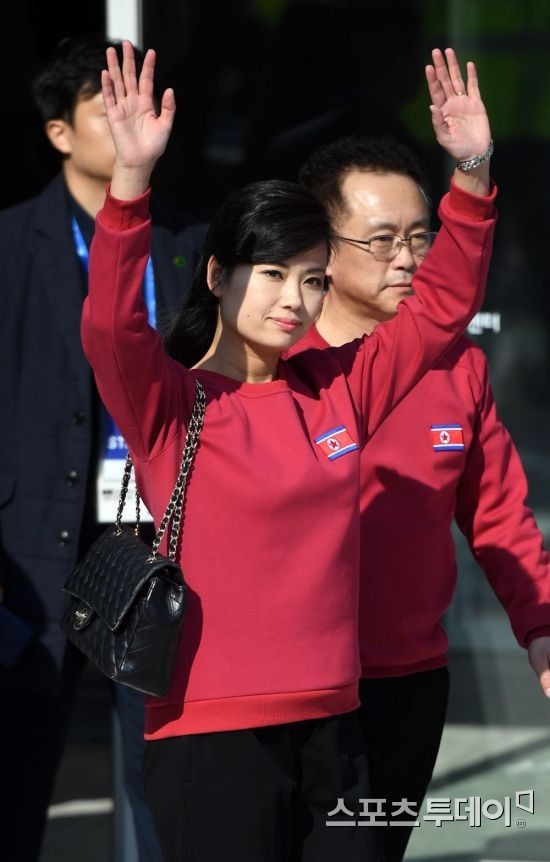  Nữ ca sĩ nổi tiếng Triều Tiên tháp tùng Chủ tịch Kim Jong Un tới Việt Nam quyền lực cỡ nào? - Ảnh 8.