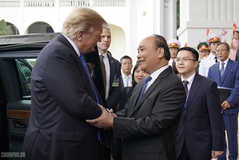 Thủ tướng Nguyễn Xuân Phúc đón Tổng thống Hoa Kỳ Donald Trump - Ảnh 4.