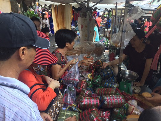 Giá thực phẩm ở chợ lẻ tăng chóng mặt sáng 30 Tết - Ảnh 1.