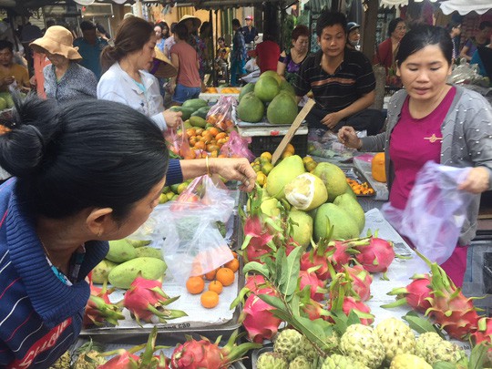 Giá thực phẩm ở chợ lẻ tăng chóng mặt sáng 30 Tết - Ảnh 3.