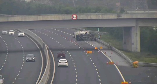  2 ôtô lật nghiêng trên cao tốc Hà Nội-Hải Phòng, 5 người bị thương  - Ảnh 1.