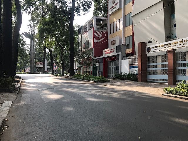 Đường phố Sài Gòn dịu dàng sáng mùng 1 Tết - Ảnh 13.