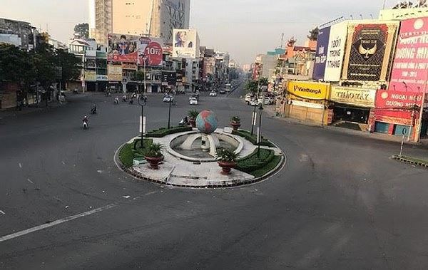 Đường phố Sài Gòn dịu dàng sáng mùng 1 Tết - Ảnh 7.