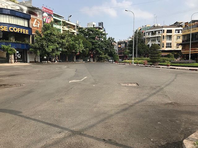 Đường phố Sài Gòn dịu dàng sáng mùng 1 Tết - Ảnh 9.