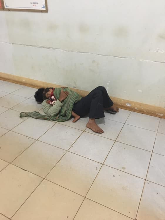 Bố ôm con trai nhỏ co ro nằm ngủ nơi hành lang bệnh viện đợi mẹ đi sinh - bức ảnh khiến bao người cảm động - Ảnh 1.