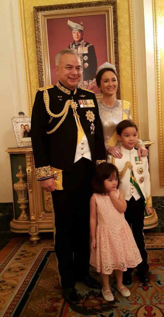 Nhan sắc diễm lệ ít ai biết của Hoàng hậu Malaysia, quen nhau 8 năm mới chịu cưới khi nhà vua đã 50 tuổi - Ảnh 5.