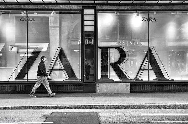Chiến lược thống lĩnh ngành thời trang phân khúc hàng hiệu bình dân của ZARA - Ảnh 1.