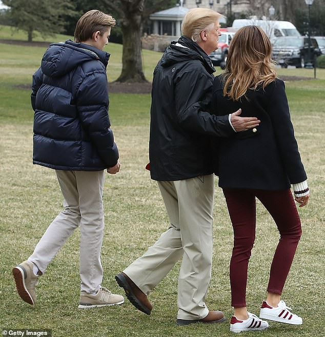 Xuất hiện lạnh lùng, không một nụ cười, quý tử nhà Trump vẫn gây sốt bởi vẻ ngoài hút hồn, nổi trội hơn cả bố mẹ với chiều cao gây choáng - Ảnh 4.