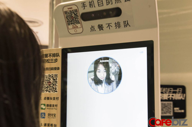 ‘Cảnh giới’ mới của KFC ở Trung Quốc: Khách order qua màn hình cảm ứng, camera quét gương mặt để thanh toán và AI ‘học’ khẩu vị của từng người để gợi ý menu phù hợp - Ảnh 1.