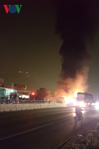 Ảnh: Hiện trường xe khách bốc cháy dữ dội trên Quốc lộ 1A - Ảnh 3.